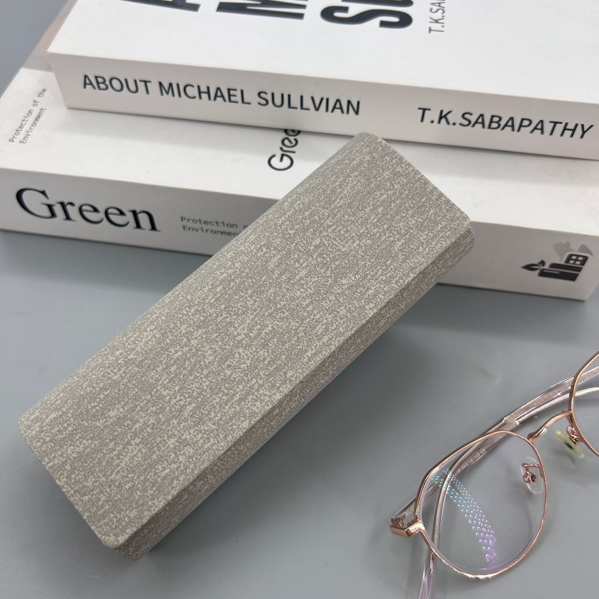 Cajas de gafas de cuero hechas a mano, cajas de almacenamiento de miopía de absorción magnética simple al por mayor, cajas de gafas de cuero mixtas transfronterizas