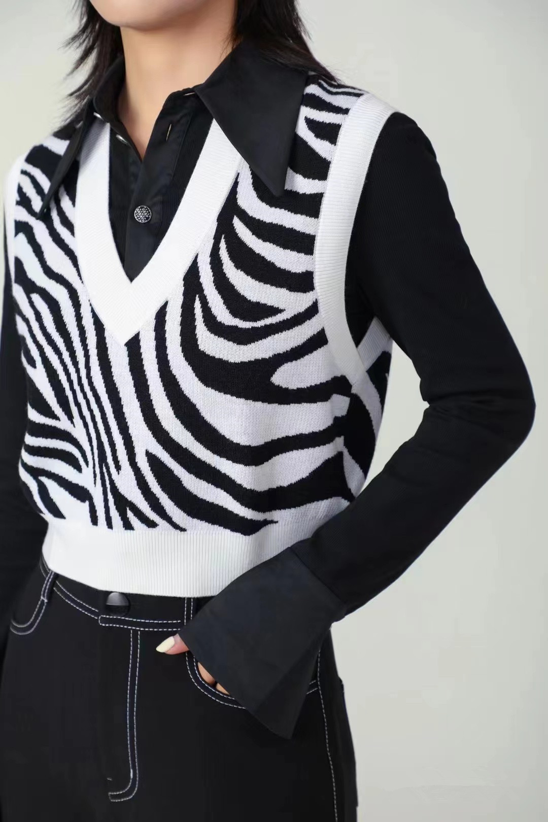 Nuevo chaleco de punto de lana sin mangas con cuello en V, versátil, en blanco y negro con estampado de pata de gallo, para mujer, de la colección de ropa femenina de Brother para la primavera y el otoño de 2024.