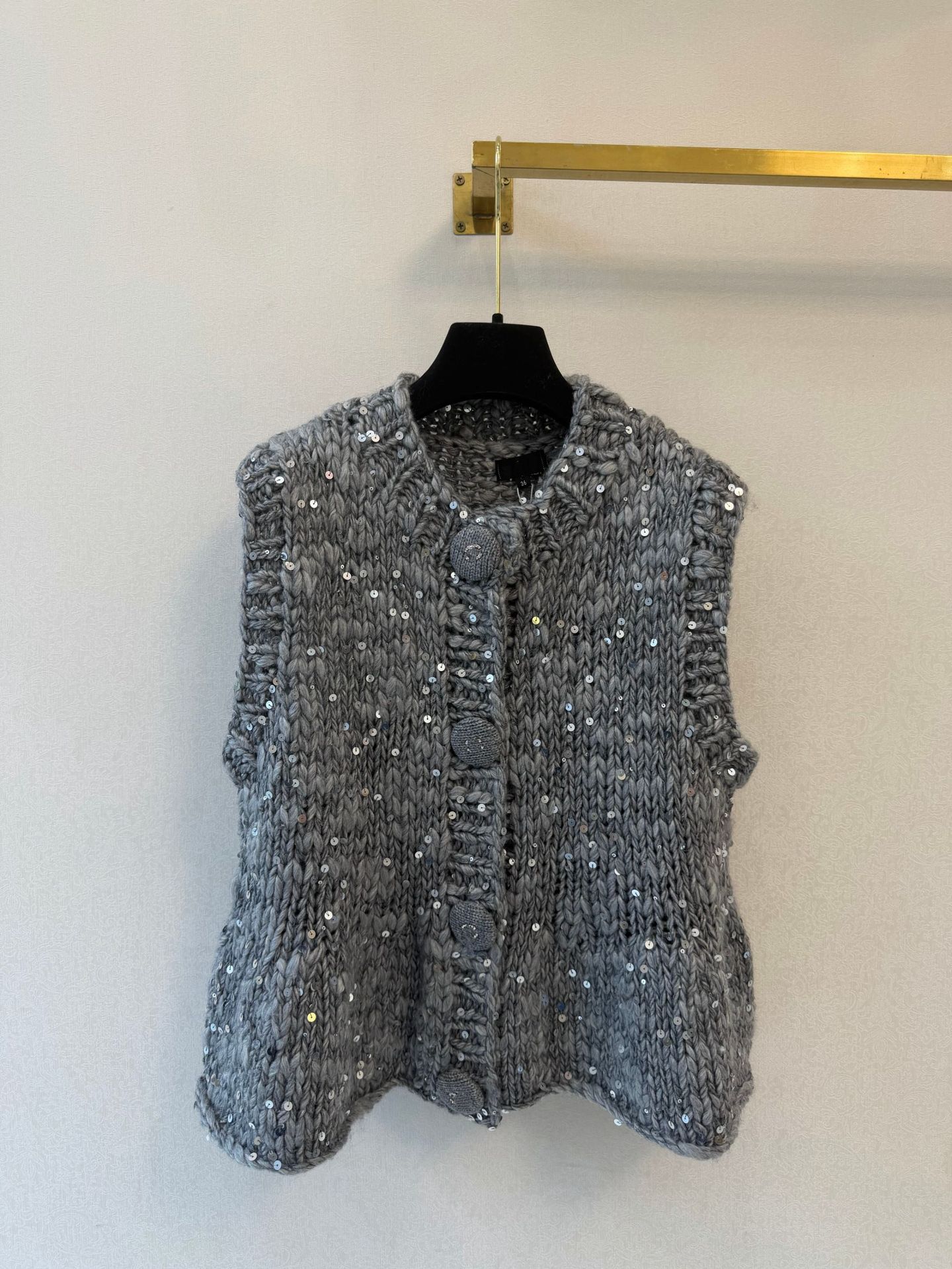 Korean-style sleeveless vest knit sweater for women, early spring design, layered look, loose fit, belly-covering vest sweater