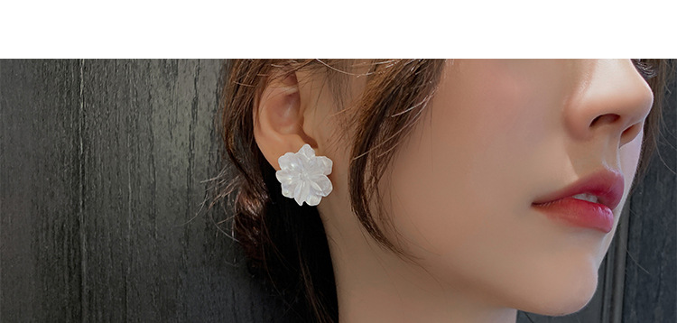 1 Pair Retro Flower Arylic Alloy Ear Studs display picture 1