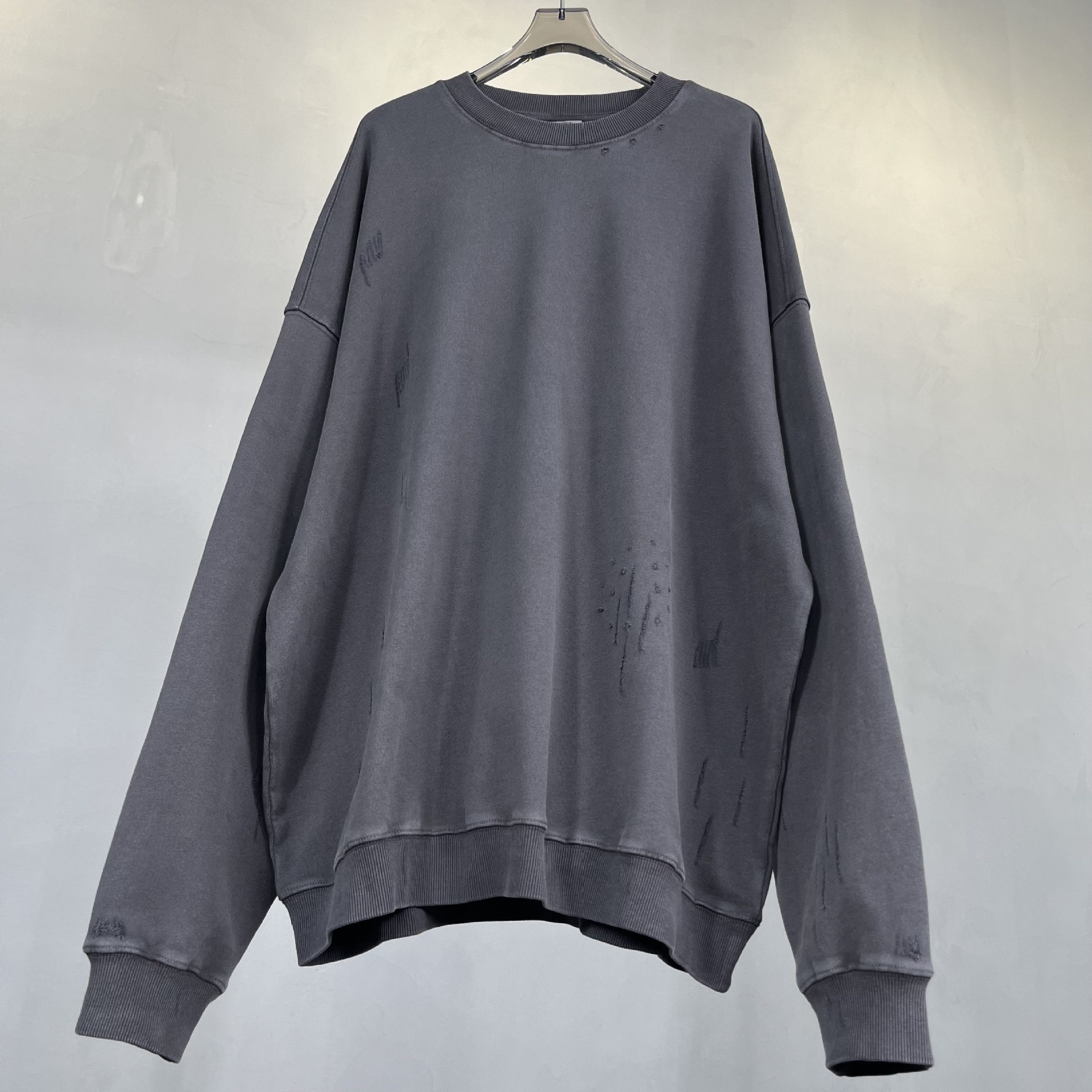 Herrenbekleidung High Street schwere 430 Gramm Fertigkleidung gewaschen, um alte, beschädigte Retro-Pullover mit Rundhalsausschnitt und Kapuze herzustellen_voghion.com