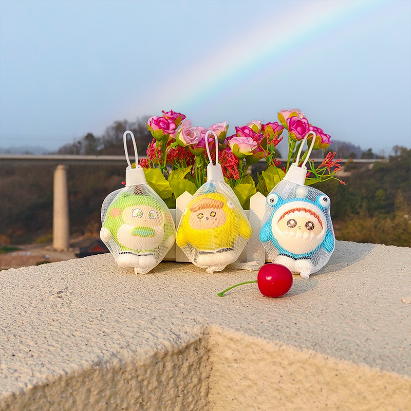 卵の子のパーティーはゆっくりと弾みます。おもちゃは減圧して神器の子供のかわいい人形の事務室の子供を発散します。|undefined