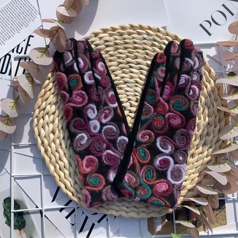 冬のスエードの手袋の女性の手の甲の刺繍の保温の手袋は手袋の屋外のタッチパネルに乗ることに乗ります。|undefined