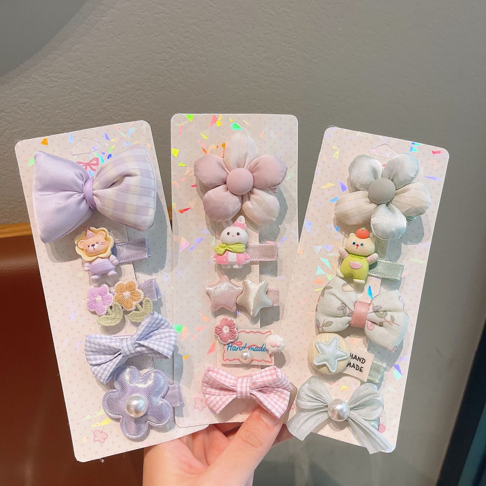 Caricatura encantadora para niños nuevo todo incluido niñas arco estriado tarjeta lateral para el cabello frisa pinzas para el cabello adornamiento