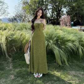 辣妹纯欲肌理感绿色吊带连衣裙女春夏度假风系带修身显瘦A字长裙