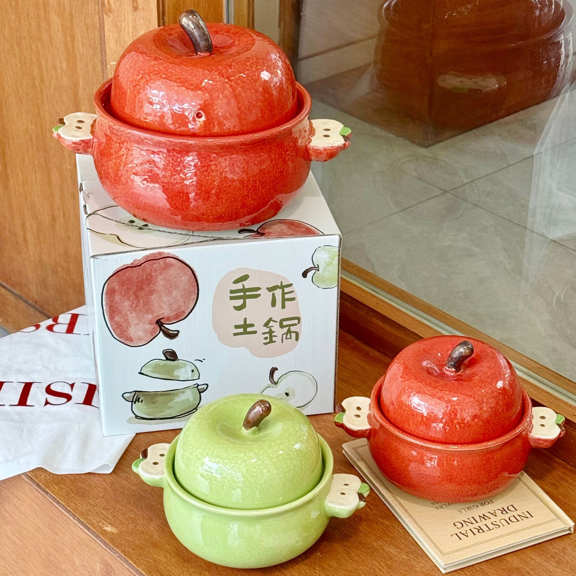 Cute handmade apple-shaped ceramic pot, double-handled ceramic stew pot, high-temperature resistant, household cooking pot with lid