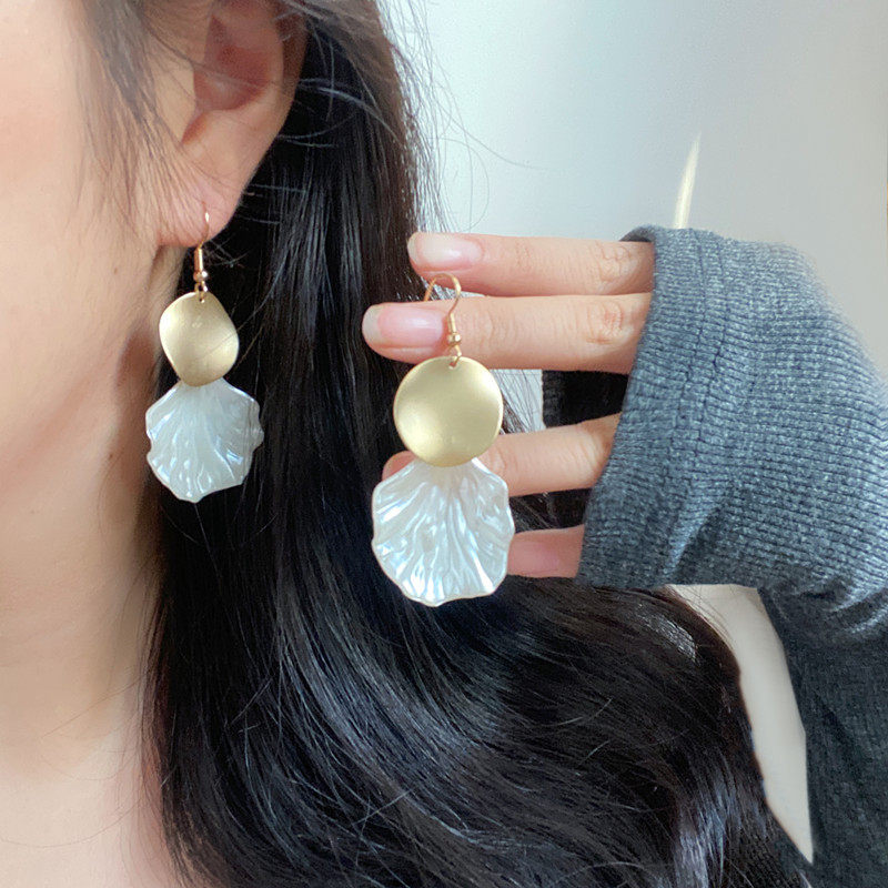 Retro style Resin leaf earrings women's European and American temperament new niche design matte ear clip Qingdao jewelry wholesale