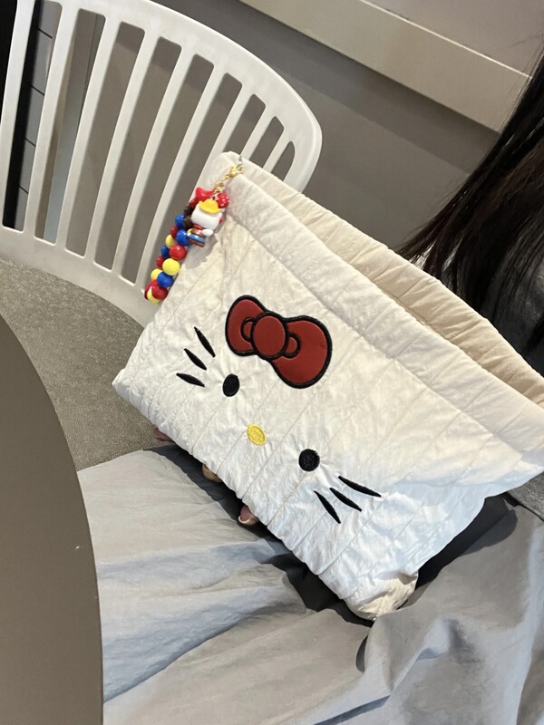 新しいオリジナル刺繍キティ収納バッグ、大容量化粧品バッグ、ポータブルな質感の手持ちトイレタリーバッグ|undefined