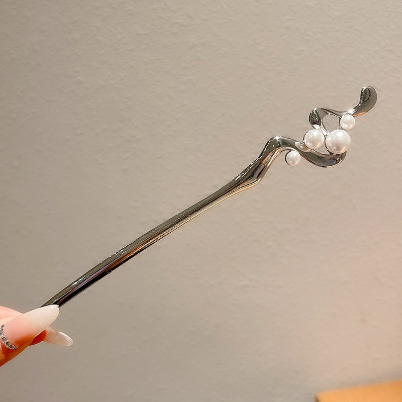 7 ¿ la horquilla metálica perlada es plateada