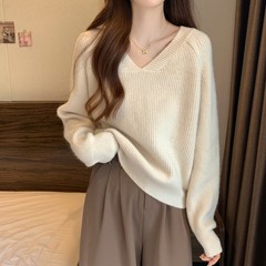 少女の優しい風の柔らかいモチモチのニットのセーターの秋冬のゆったりしていて怠惰なvネックの高級感の純色は合わせて上着を着ます。