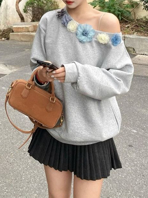 设计感灰色斜肩卫衣女秋冬新款慵懒宽松休闲立体花朵露肩长袖上衣|undefined