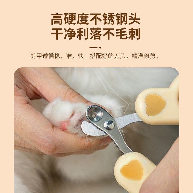 小盲は猫の爪を切って新米の質の優れているペットを切って猫の爪をつかまないで丸い穴の子供の猫の爪を切って血の糸を切ります。|undefined