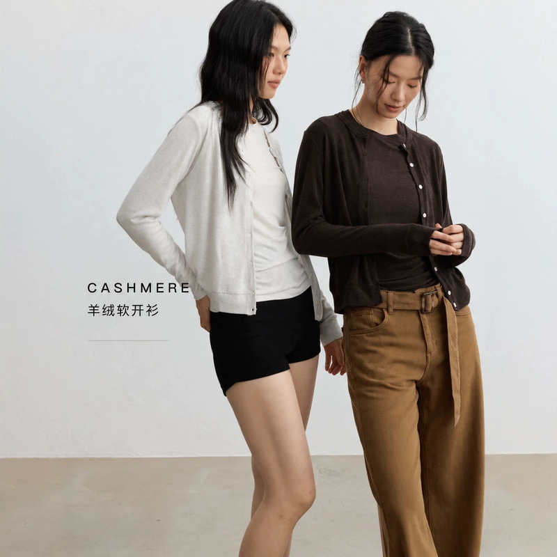 Women's cashmere cardigan, a high-end autumn/winter piece, perfect as a base layer or outerwear, featuring a skin-friendly, stretchy fabric and buttoned knit design Women's cashmere cardigan, a high-end autumn/winter piece, perfect as a base layer or outerwear, featuring a skin-friendly, stretchy fabric and buttoned knit design