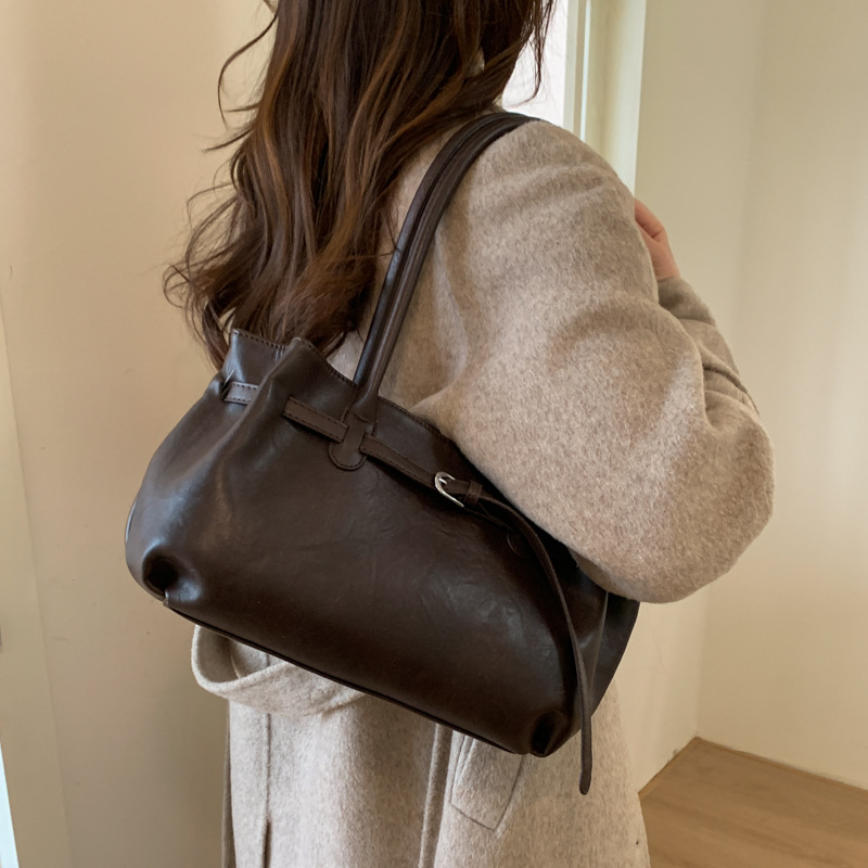 Bolsa de gran capacidad para mujeres otoño y invierno 2025, nuevo estilo coreano de moda retro bolso de hombro para llevar a cabo el trabajo.