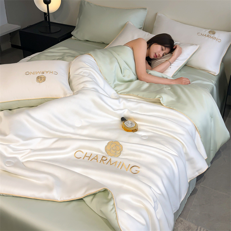 クラスA 洗えるアイスシルクサマーキルト 4点セット 夏用クールキルト 裸で寝られる 刺繍入りエアコンキルト 冷感シルクサマー薄手キルト|undefined