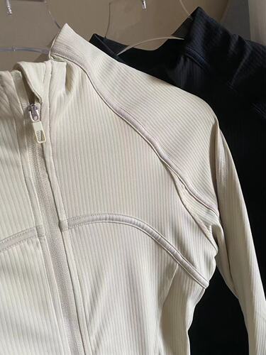 It shows off your figure too much. Threaded high-elastic yoga jacket with pockets, skin-friendly slimming fitness running jacket for women.