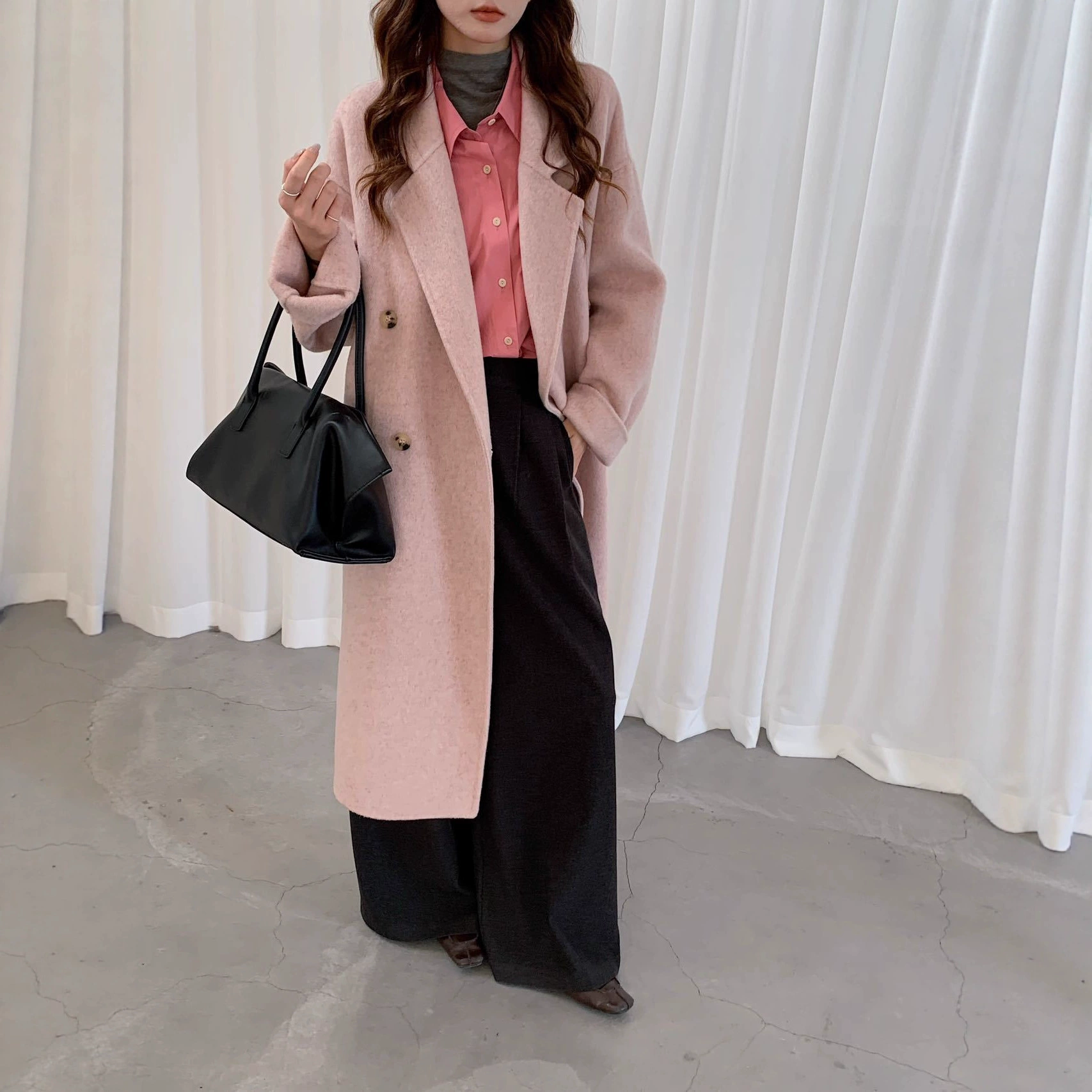 Короткое боевое пальто в стиле кэжуал: удлиненное, двустороннее, из шерсти, с высоким воротником, простое и элегантное, для повседневной носки.