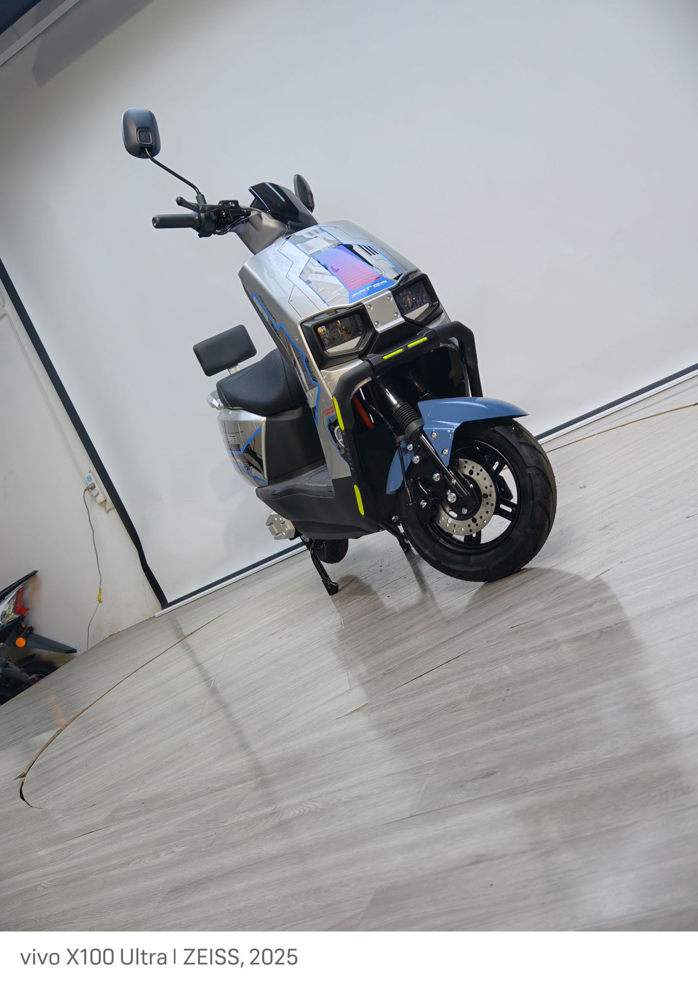 Cross-Border Export of Cangqiong Electric Motorcycles, Commuter Electric Scooters, Electric Vehicles with Long Range and High Power for Delivery Services
