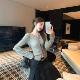 韩系穿搭灰色v领正肩撞色开衫长袖T恤女2025秋款修身显身百搭上衣