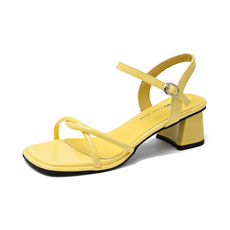 Zapatos dama tacones altos plateados 2025 verano nuevo estilo temperamento francés con falda sin pies cansados sandalias de tacón medio súper hermosas