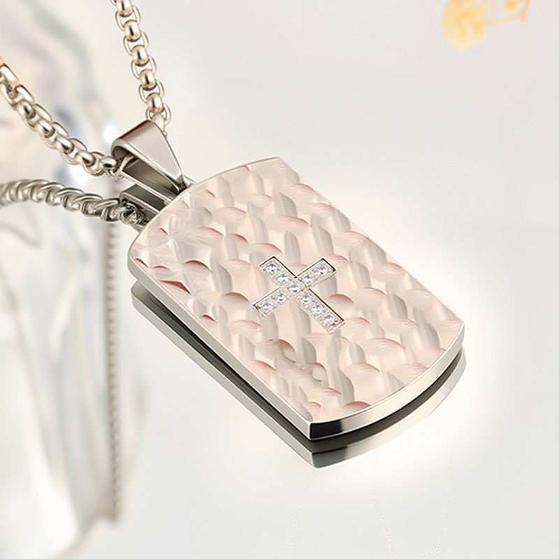 Collar de acero de titanio de todo fósforo con personalidad de moda, cruz corrugada oblicua femenina, collar de etiqueta de diamantes europeos y americanos, joyería de lujo ligera
