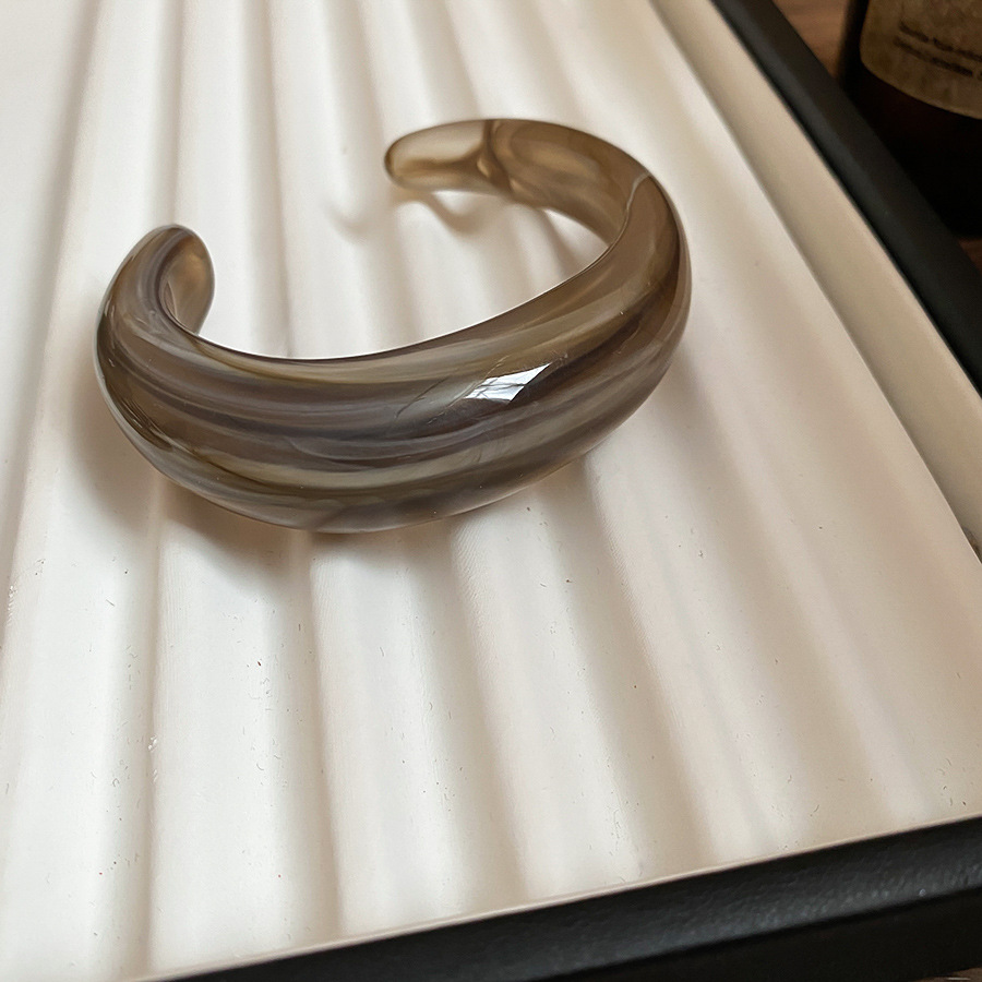 Pulsera de apertura geométrica florecientes de acrílico pulsera retro de todo fósforo de nicho, joyería de moda de alta gama de lujo ligero al por mayor