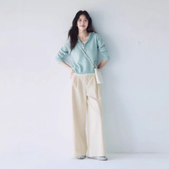 伊 * 麗は帽子をかぶっています。