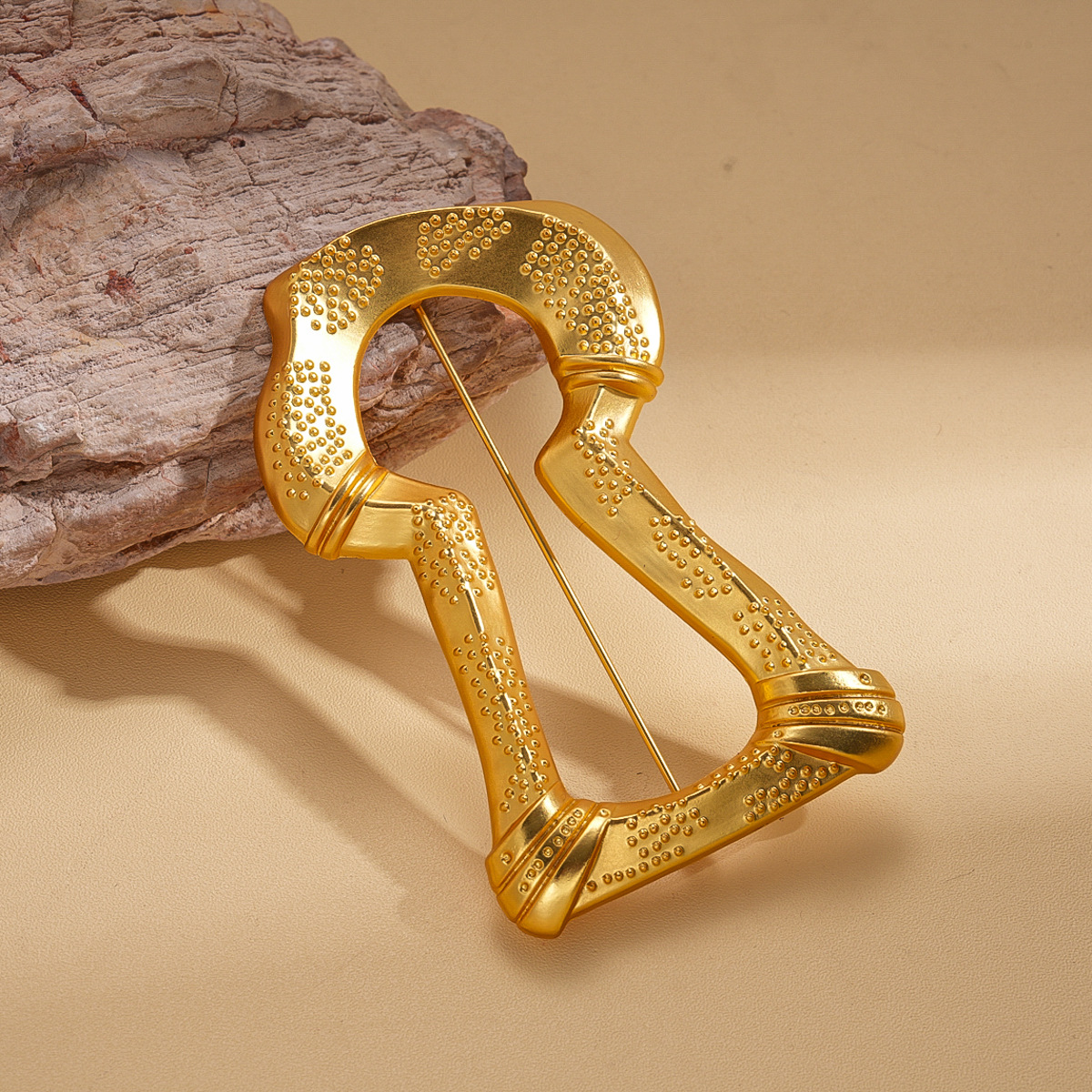 Europa y los Estados Unidos transfronterizos simplificados agujero de llave hueco broche de diseño de moda aguja de género nicho alta sensación de pecho mujer image 5
