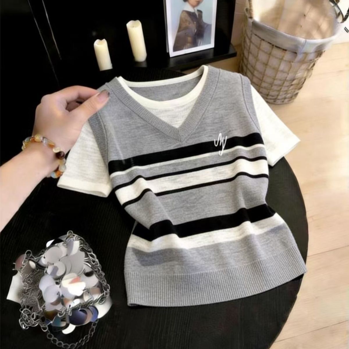 Áo thun nữ cổ tròn phối hai lớp sọc kẻ tay ngắn chất liệu cotton mát — màu xám