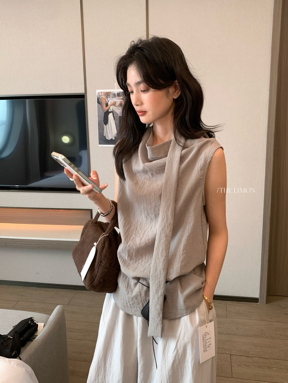 Áo hai dây nữ phong cách Hàn Quốc chất liệu satin tay không cổ chữ V — Xanh đen, màu trắng, màu xám chi tiết 4