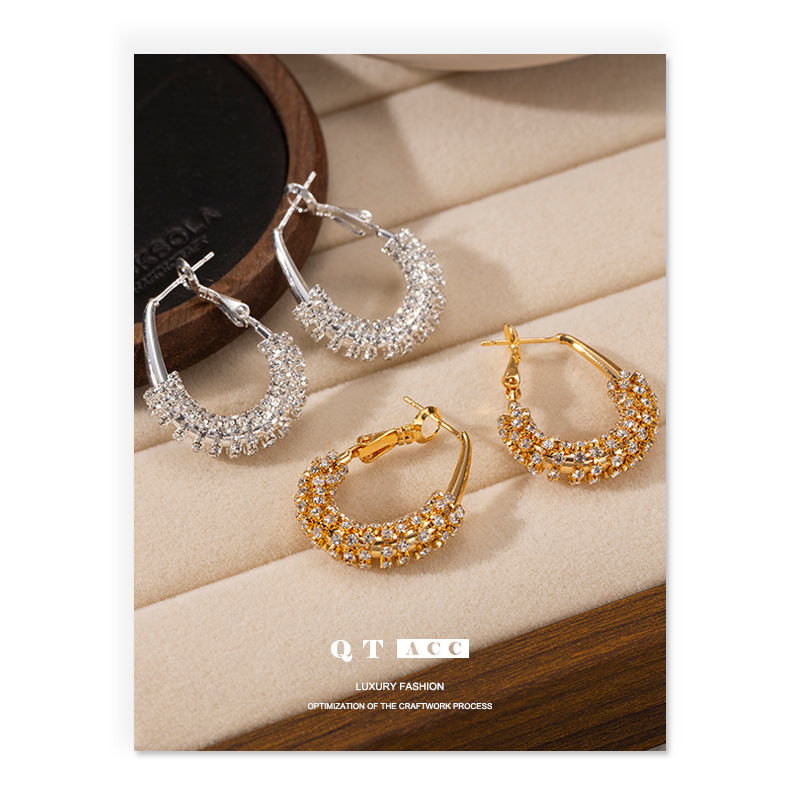 Bronce chapado en oro de 18 quilates de moda europea y americana botones de orejas de alta calidad canasta plateada incrustada orejas de zircon simple y versátil