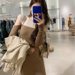 法式漏肩撞色针织连衣裙女秋冬新款女装名媛风修身包臀毛衣裙子