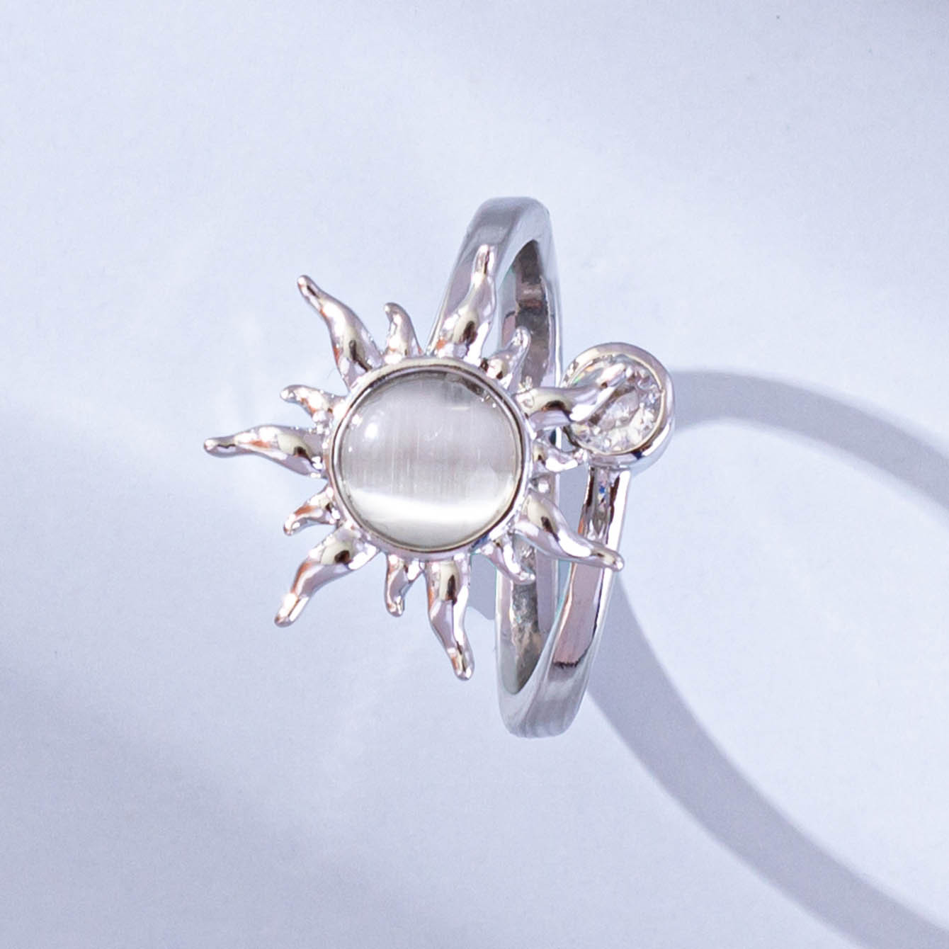 Funkelnder Ring für Damen, mit romantischem Flair gefertigt. Elegant und komfortabel, entworfen, um Ihren Charme zu unterstreichen. Ein dezentes und dennoch atemberaubendes Schmuckstück für Verabredungen._voghion.com