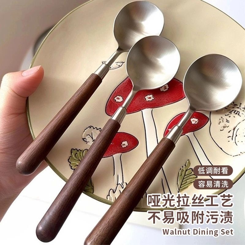 胡桃の木の柄のレトロなスプーンのステンレスのスプーンの家庭用のスプーンの洋食のスプーンの火鍋のスプーンをまねてスプーンをすくってスープを調整します。|undefined