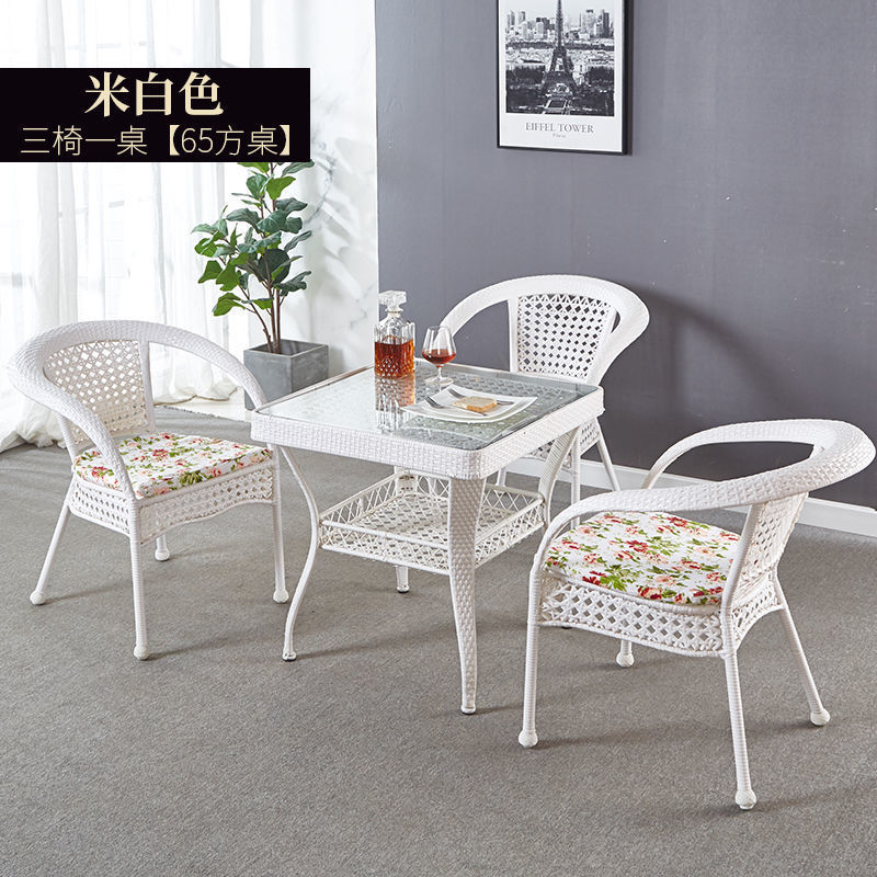 오프화이트 의자 3개와 65제곱미터 테이블