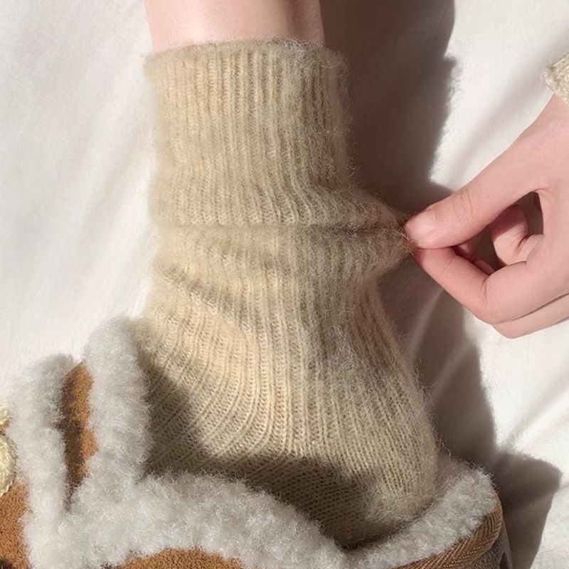 New autumn and winter women's socks, mid-calf length, thickened for warmth, made of cashmere, suitable for wearing with Birkenstock sandals, and designed as slouch socks New autumn and winter women's socks, mid-calf length, thickened for warmth, made of cashmere, suitable for wearing with Birkenstock sandals, and designed as slouch socks