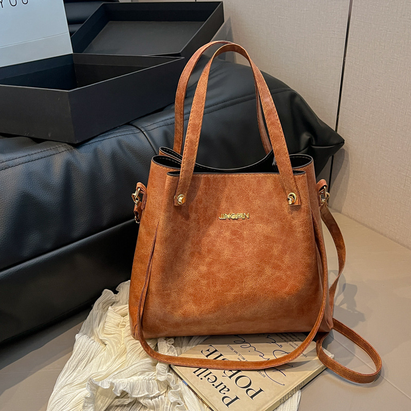 Mochila de moda de cuero suave de gran capacidad 2025, primavera nueva bolsa de hombro de viaje, bolso de mano de cuero retrógrado para mujeres