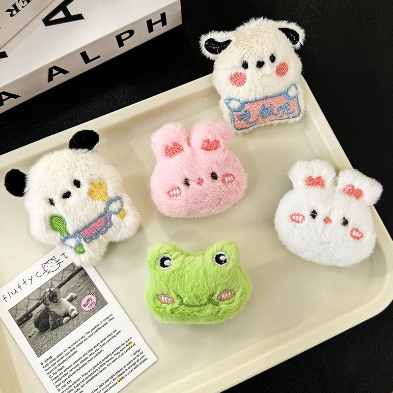 Animal de dibujos animados peluche broche suave lindo bolsas de ropa broche de niña corazón DIY accesorios colgantes de muñeca