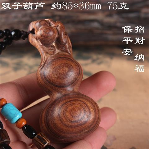 手でラオスの黄花梨の手を彫刻します。|undefined