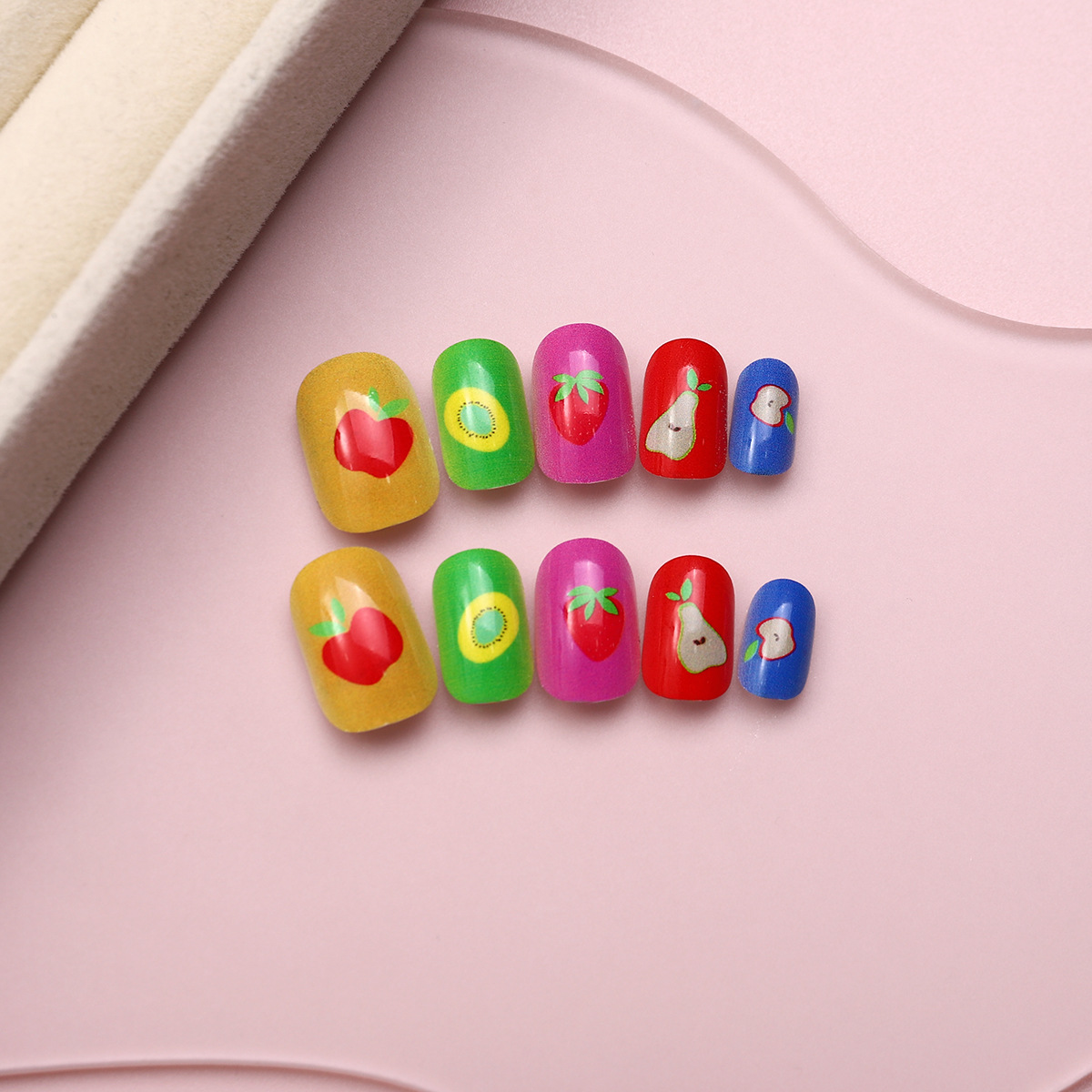 Juego de 24 piezas de uñas postizas para niños con diseño de dibujos animados, desmontables con adhesivo y exquisito diseño.