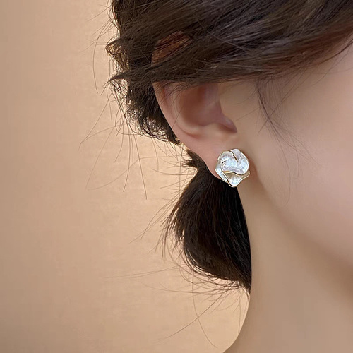 French-style temperament camellia earrings for women  new high-end mother-of-pearl flower earrings unique design earring drop decorations