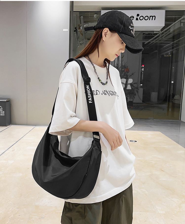 ins Simple nylon fabric crossbody bag for women 2023 new Korean style fashionable single-shoulder dumpling bag for students, trendy single-shoulder bag Application Scenario