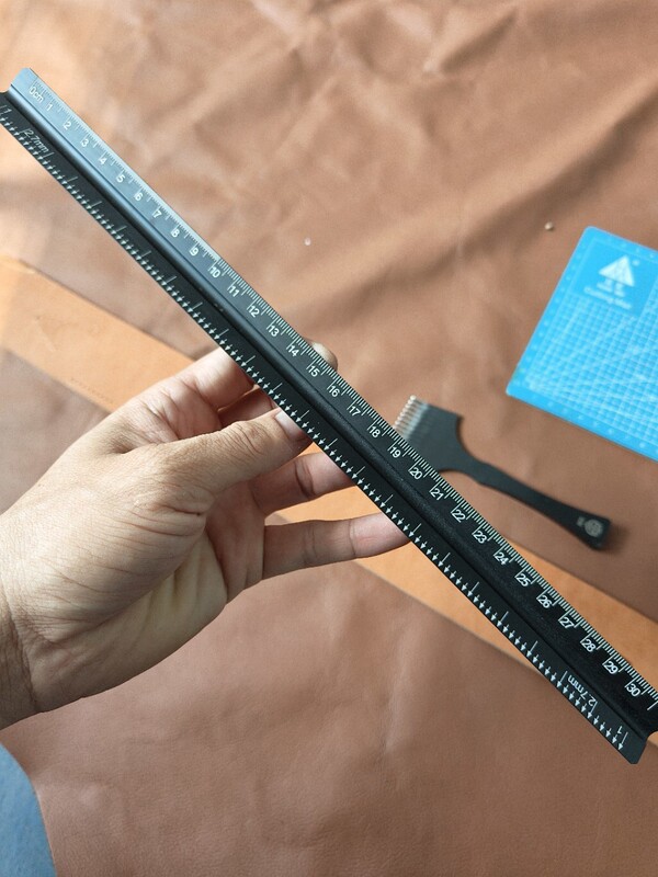 手作業の革具工具は距離尺の三稜革具の定規を切ります。|undefined