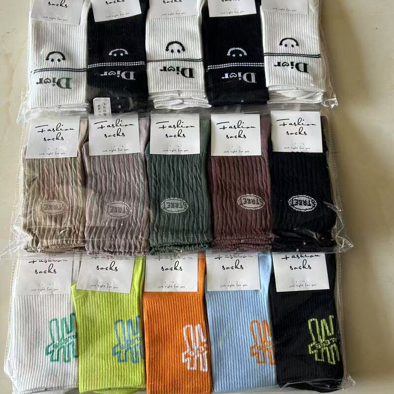 New Style Women's Autumn and Winter Mid-Length Cotton Socks, Fashionable Jacquard Fabric, Comfortable and Aesthetically Pleasing Color Combinations, Wholesale Socks That Don'T Slip Off the Heel