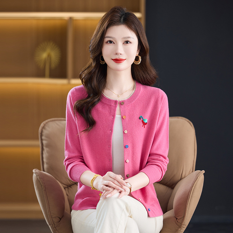 新款秋冬圆领针织羊毛开衫时尚绣花彩扣羊毛衫外套宽松妈妈毛衣，女装针织衫/毛衣，妃慕昵服饰