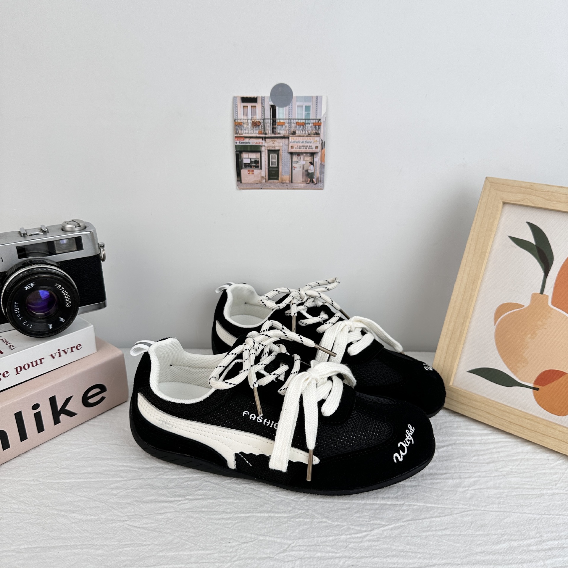 A9925ins zapatos de entrenamiento de estilo de mujer 2025 zapatos de verano de malla transpirables zapatos de piso plano retro zapatos casuales blancos pequeños