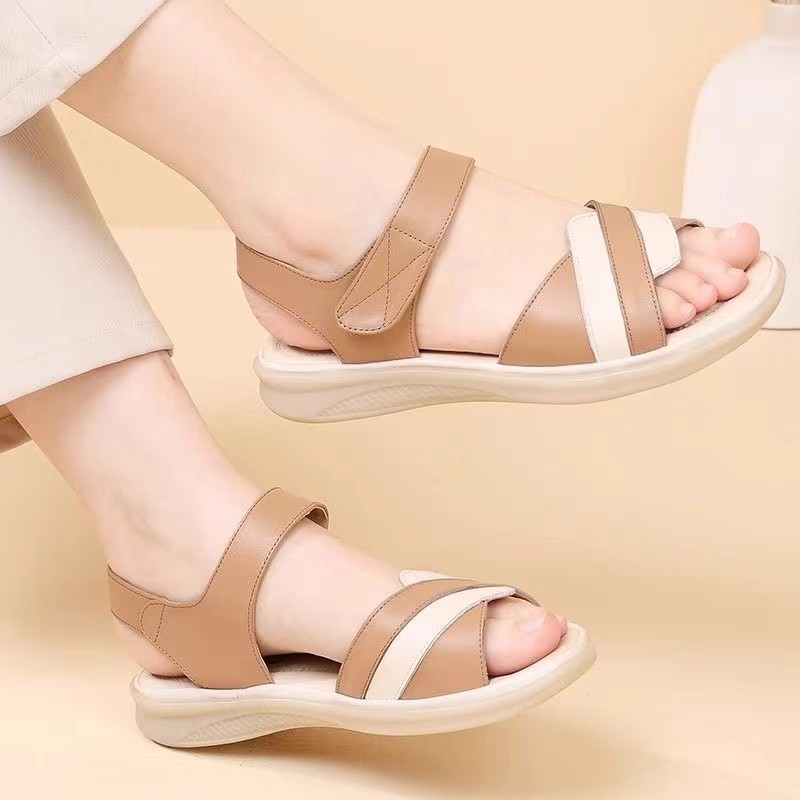 2026 sandalias de verano suaves con suela blanda zapatos de mediana edad con colores casuales velcro sandálias de playa planas