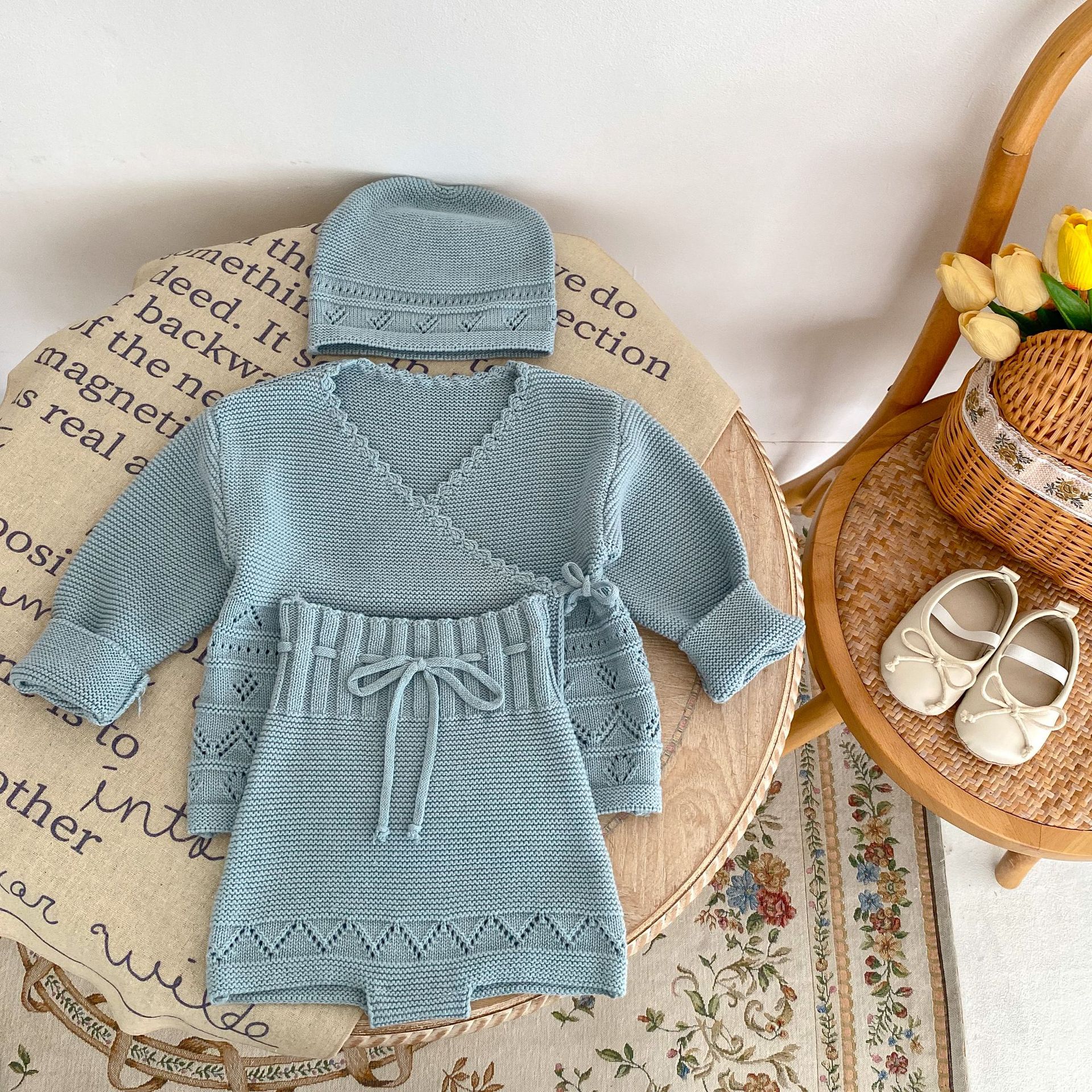 Ropa de otoño 2024 para bebés y niños pequeños, chaqueta gris azul con cuello cruzado y tapeta delantera, pantalones cortos atados y_voghion.com