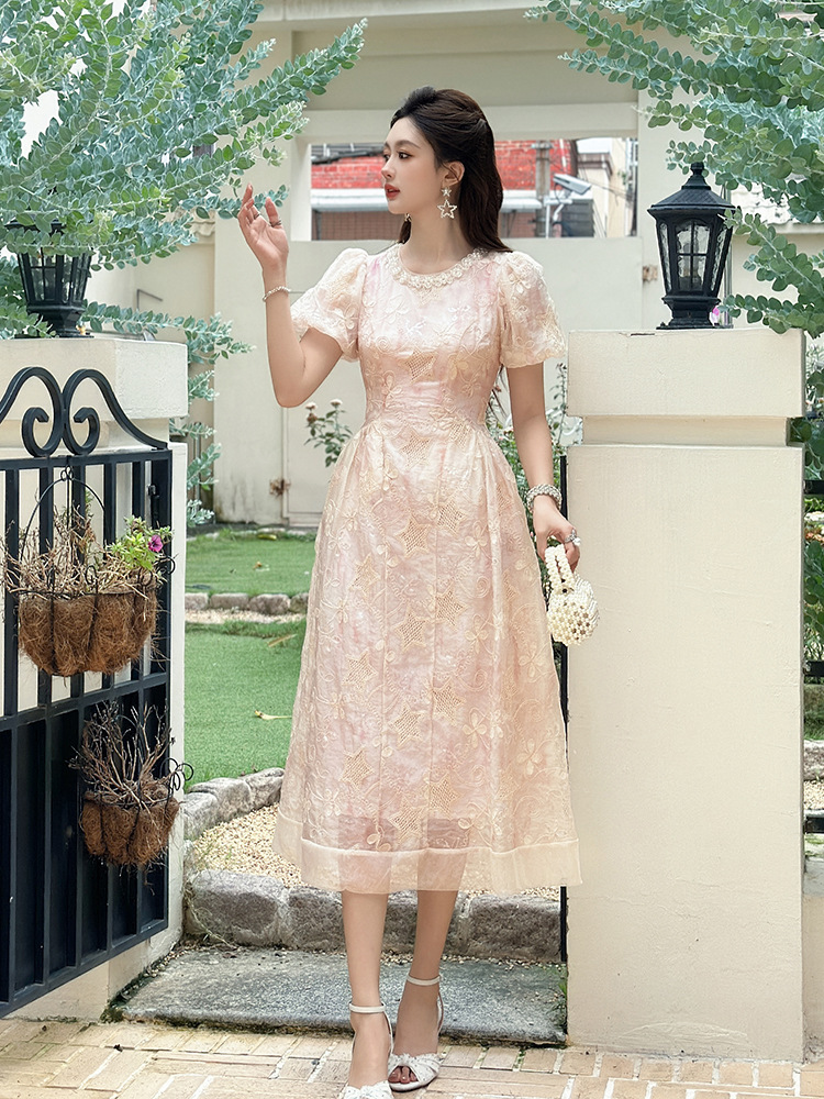 Váy midi tay phồng kiểu Pháp thêu hoa tinh tế — hồng