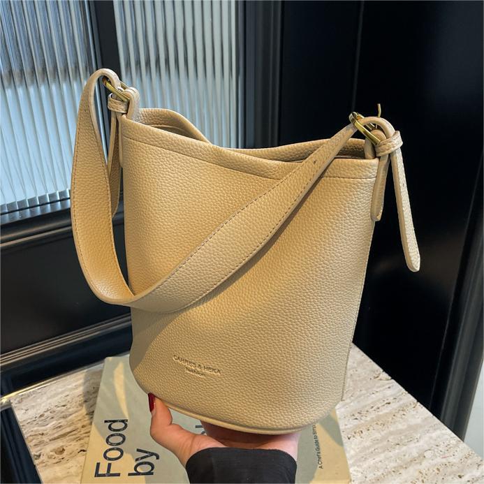 Nicho de diseño bolso casual damas primavera y verano 2024 nuevo estilo de moda mochila de transporte de alta calidad bolso de cubo de textura